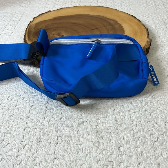 Brooks Blue Belt Bag with Streamlined Design 8x5 - Picture 3 of 6